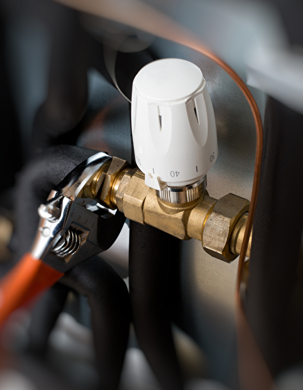 Het aansluiten van een hoekstopkraan voor een wc-reservoir is een standaardprocedure bij het installeren van een toilet.