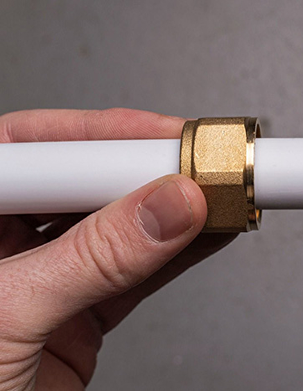 Hoe monteer ik een draadkoppeling met schroefdraadtape voor mijn technisch sanitaire installatie?